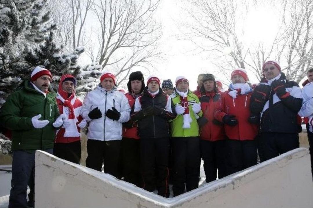 Binlerce Vefakar Gen&ccedil; Fedakar Ecdadı İ&ccedil;in Y&uuml;r&uuml;d&uuml;