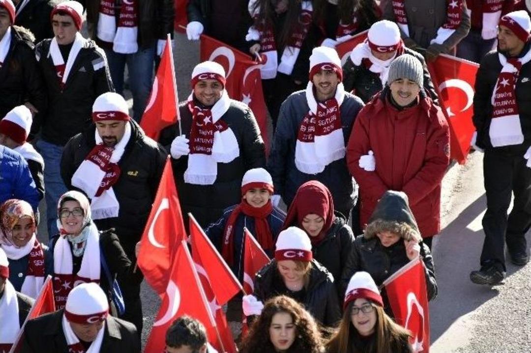 G&uuml;m&uuml;şhane&rsquo;de Binlerce Kişi Sarıkamış Şehitleri İ&ccedil;in Y&uuml;r&uuml;d&uuml;