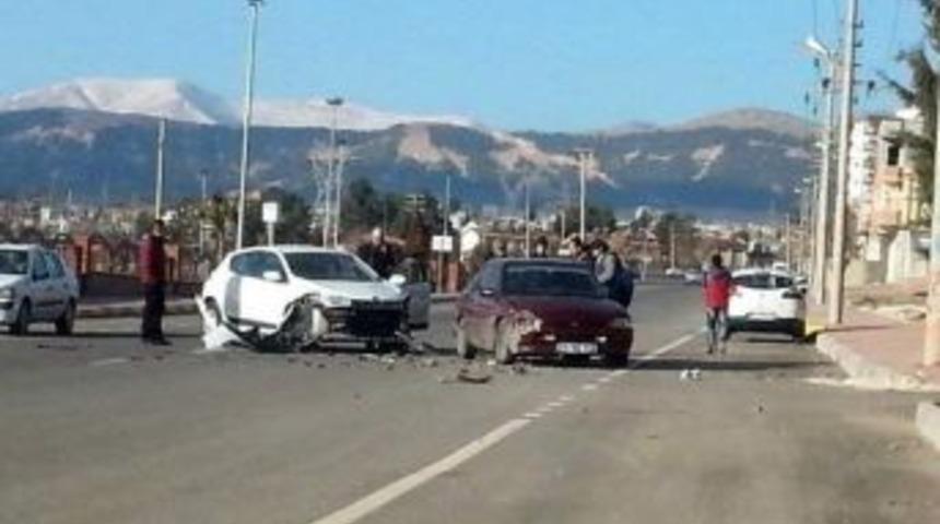 Adıyaman&rsquo;da İki Otomobil &Ccedil;arpıştı