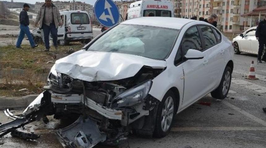 Tosya-&ccedil;orum Kavşağında Trafik Kazası: 9 Yaralı