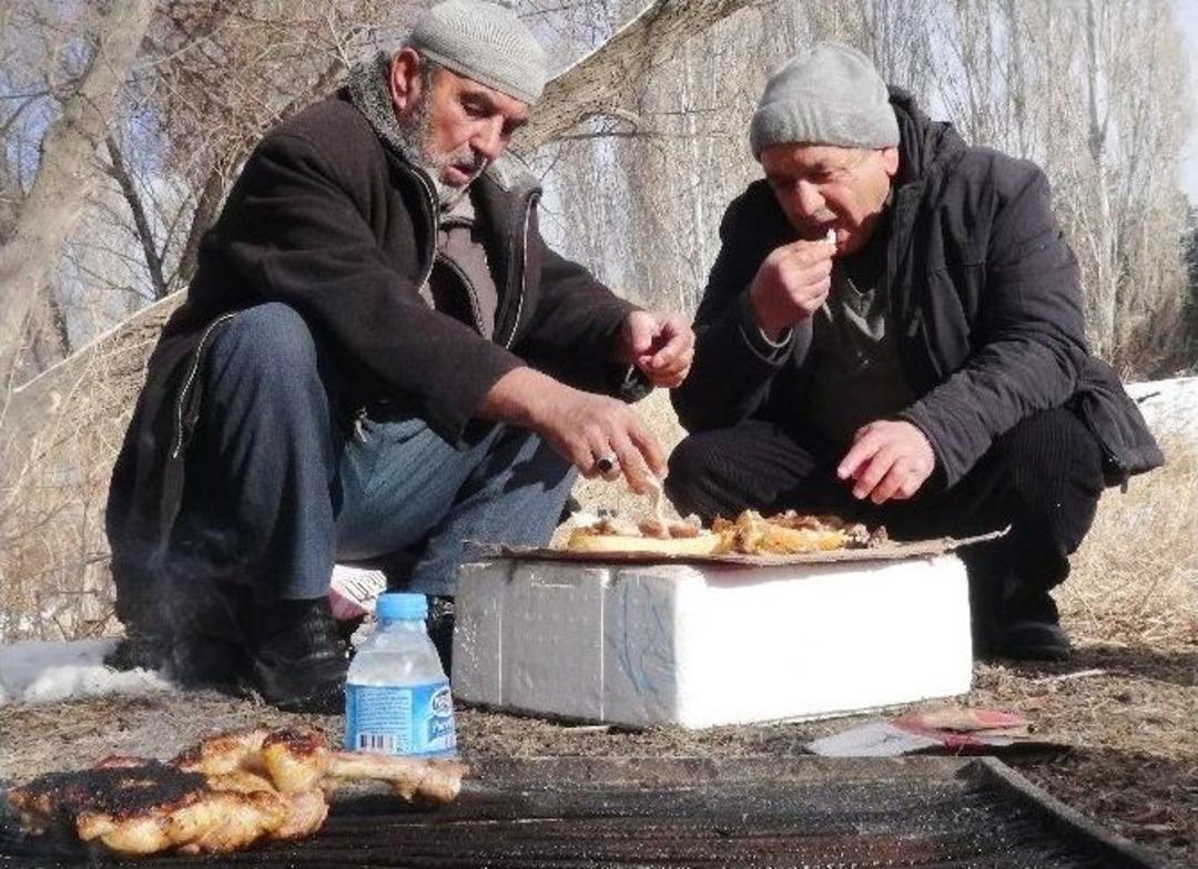 İhtiyar Balık&ccedil;ılar Kar &Uuml;st&uuml;nde Mangal Yapıp G&uuml;reş Tuttu