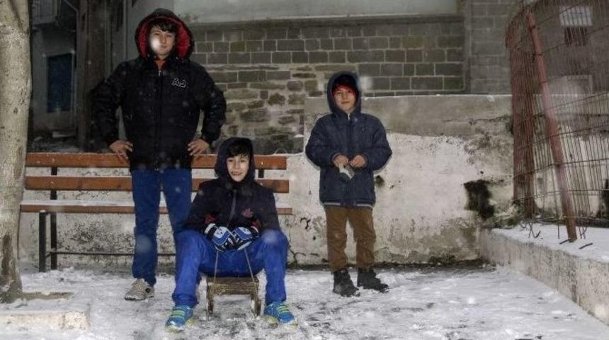 Kar Yağışı &Ccedil;ocuklara B&uuml;y&uuml;k Sevin&ccedil; Yaşattı