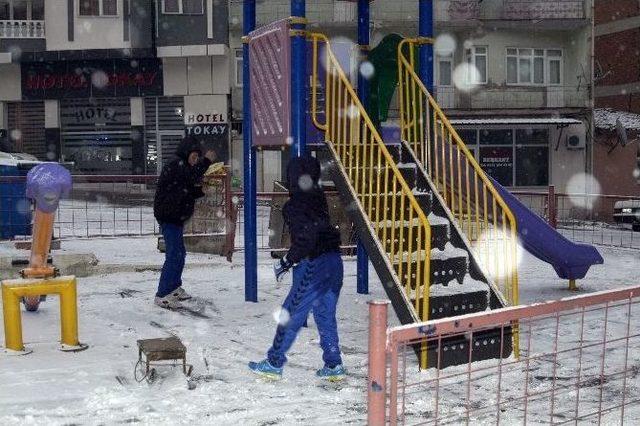 Kar Yağışı Çocuklara Büyük Sevinç Yaşattı