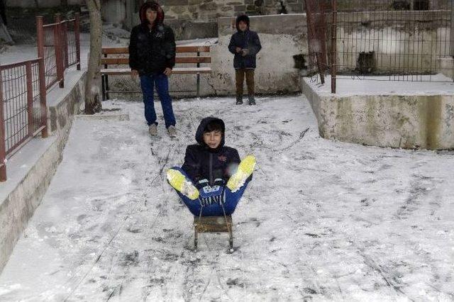 Kar Yağışı Çocuklara Büyük Sevinç Yaşattı