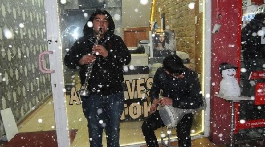 (&ouml;zel Haber) Kar Yağışına Aldırmadan Enstr&uuml;man &Ccedil;alıp Şarkı S&ouml;ylediler