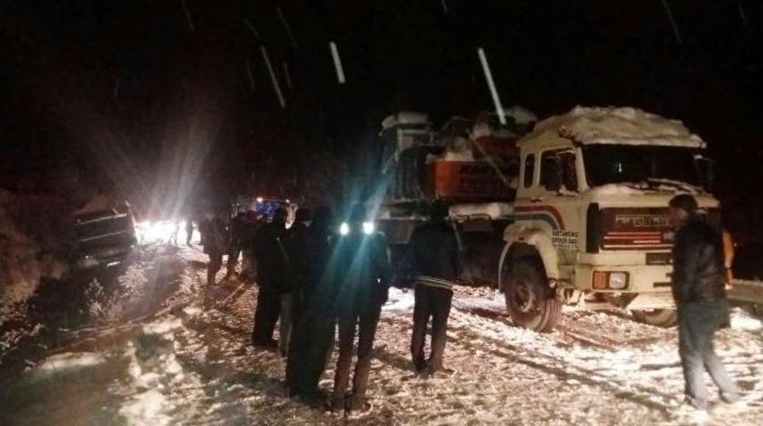 Kastamonu&rsquo;dan Zonguldak&rsquo;a Giden Yolcu Otob&uuml;s&uuml; Kaza Yaptı