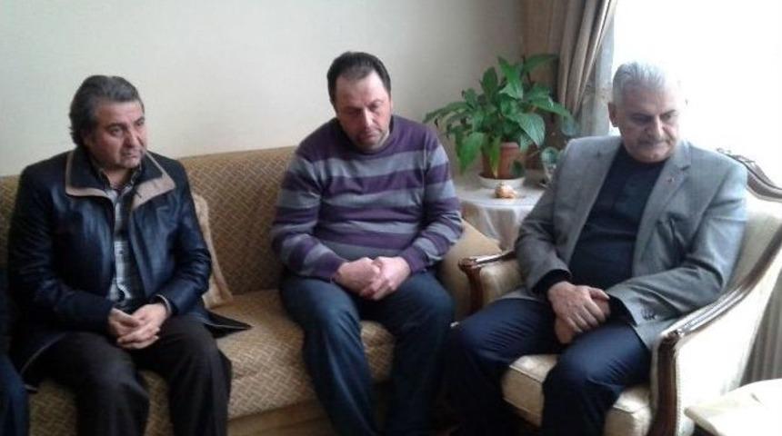 Bakan Yıldırım Kar M&uuml;cadelesinde Hayatını Kaybeden İş&ccedil;ilerin Ailelerini Ziyaret Etti