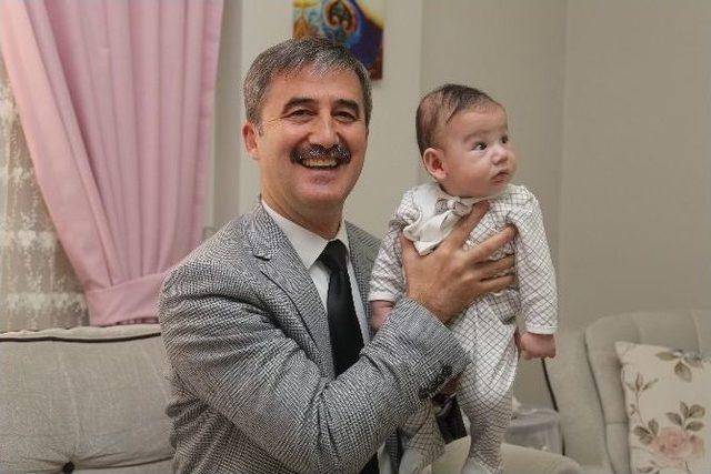 Başkan Şirin, Bebek Sevinci Yaşayan Aileleri Ziyaret Etti