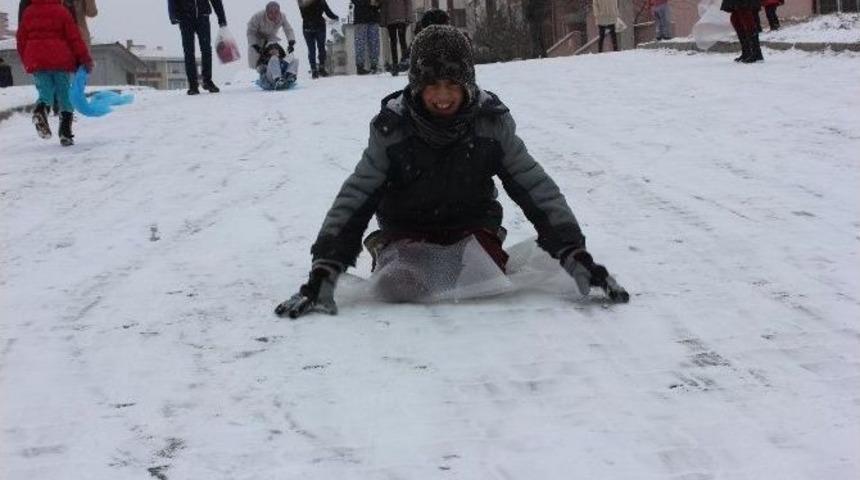 Yılın İlk Karına En &Ccedil;ok &Ccedil;ocuklar Sevindi