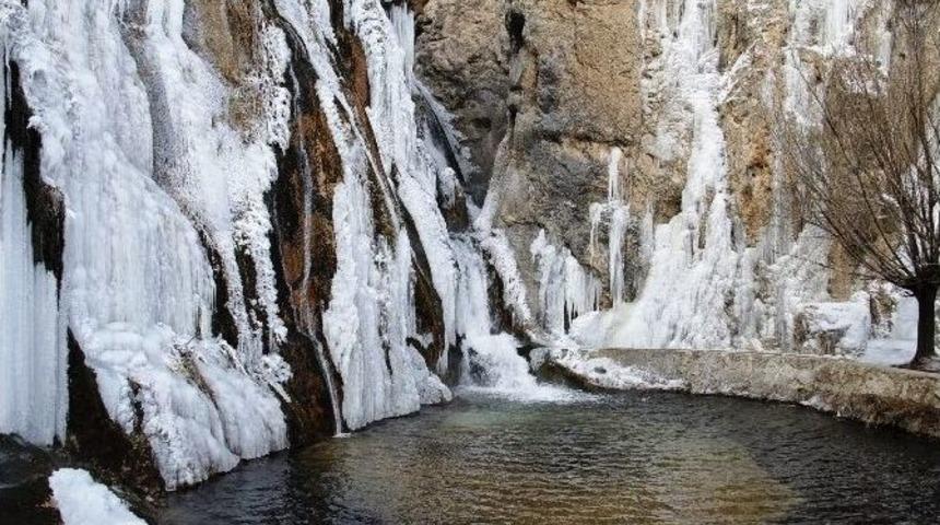G&uuml;rpınar Şelalesi Buz Tuttu