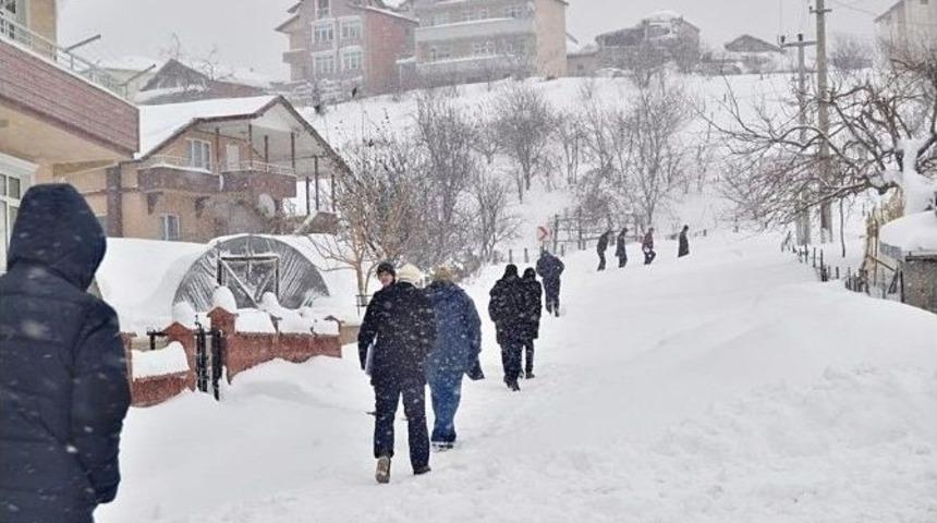 Kapalı Yollar Nedeniyle Y&uuml;zlerce &Ouml;ğrenci A&ccedil;ık Lise Sınavlarına Giremedi