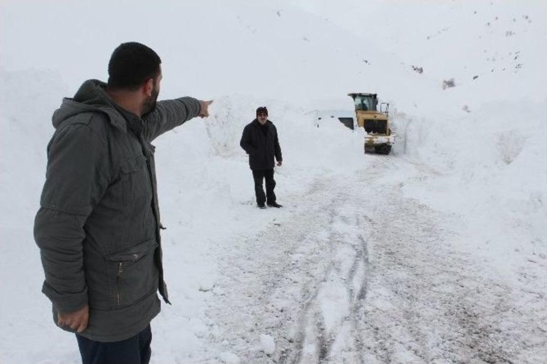 Kar Ve &Ccedil;ığ Nedeniyle Y&uuml;zlerce Ara&ccedil; Yolda Kaldı
