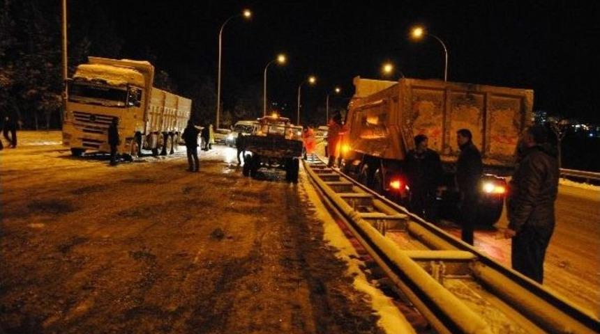 Son Yılların En Ağır Kış Koşullarının Yaşandığı Şanlıurfa&rsquo;da Yollarda Tuzlama &Ccedil;alışmaları Yapılıyor