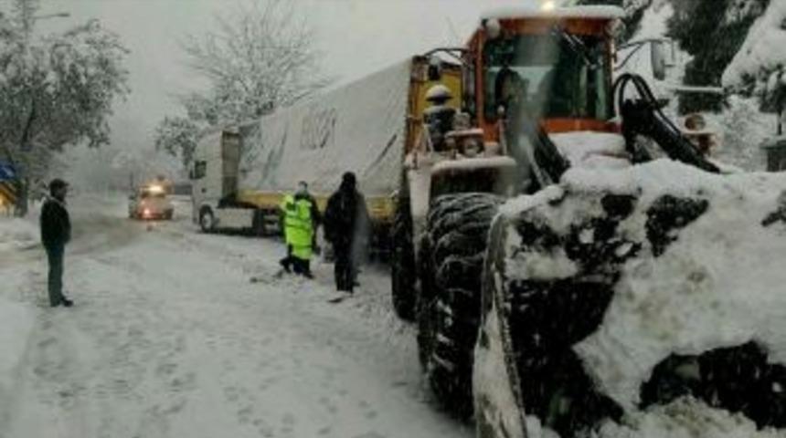 Siirt’te Yolda Kalan 16 Araç Kurtarıldı