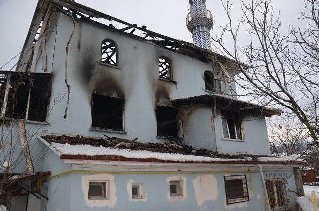 Sakarya’da 50 Yıllık Camide Yangın