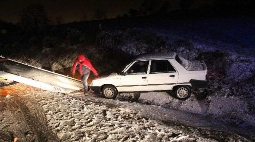 Kar Yağışıyla Gelen Trafik Kazası: 4 Yaralı