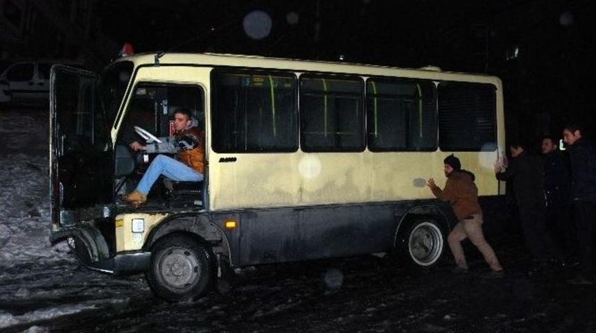 (özel Haber) Yolcuların Minibüsü Kurtarma Girişimi Efsanevi Filmi Hatırlattı