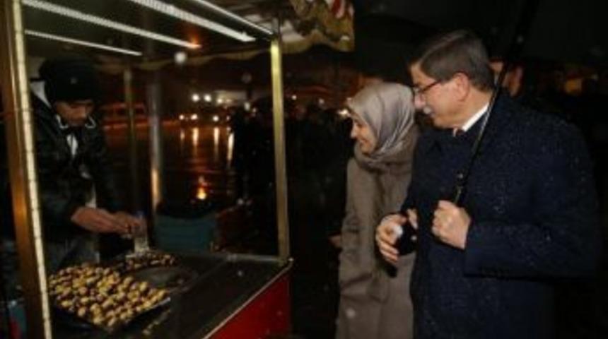 Davutoğlu, Kestane Alırken &Ccedil;ekindiği Fotoğrafı Instagram&rsquo;dan Paylaştı