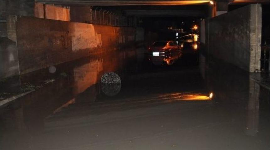 Sağanak Yağmur Alt Ge&ccedil;iti Doldurdu