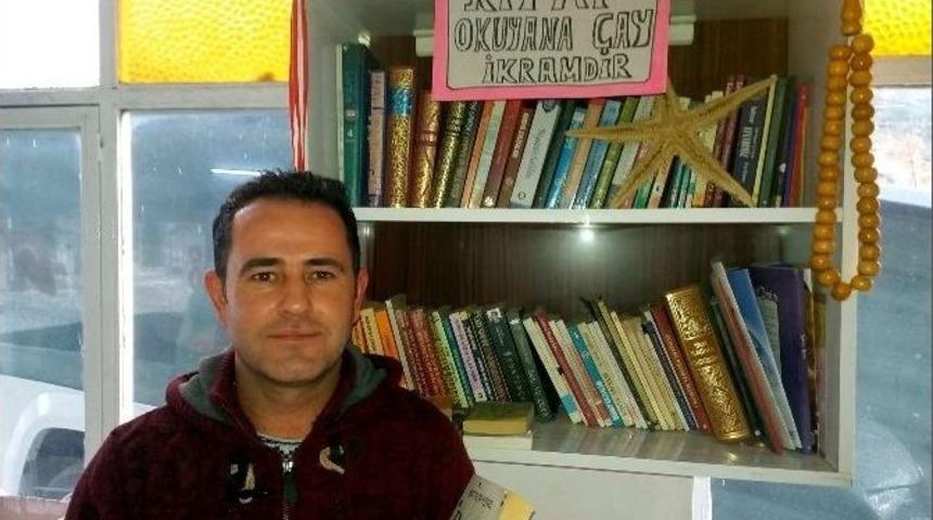 S&ouml;ke&rsquo;deki Bu Kahvehanede Kitap Okuyana &Ccedil;ay M&uuml;essesenin İkramı