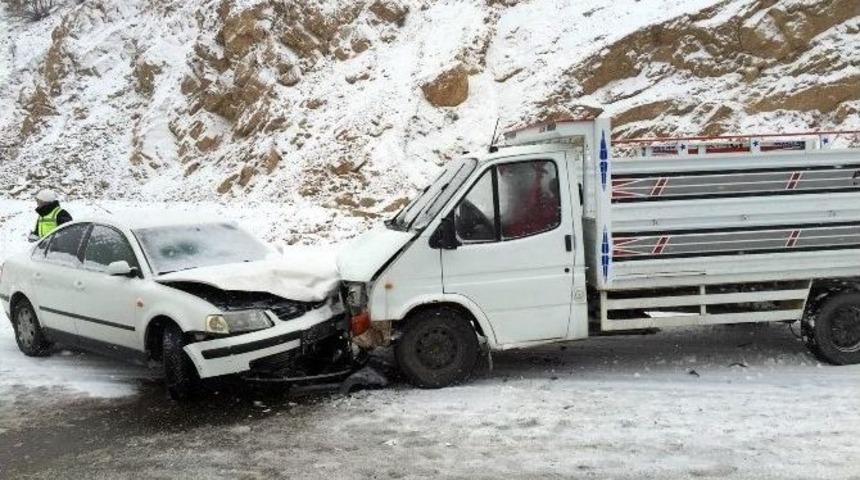 G&uuml;m&uuml;şhane&rsquo;de Trafik Kazası: 2 Yaralı