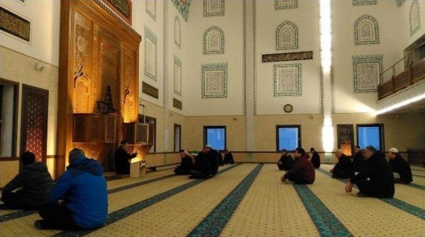 Sunrooflu Camide Sabah Namazından Sonra &Ccedil;orba İkramı