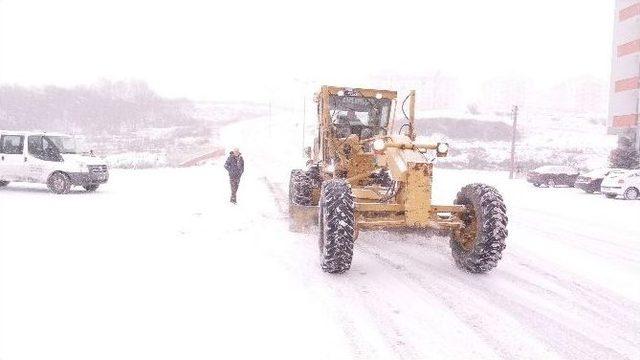 Belediye Karlı Yollar Tuzlama Çalışmaları Yapıyor