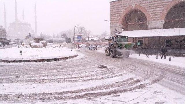 Belediye Karlı Yollar Tuzlama Çalışmaları Yapıyor