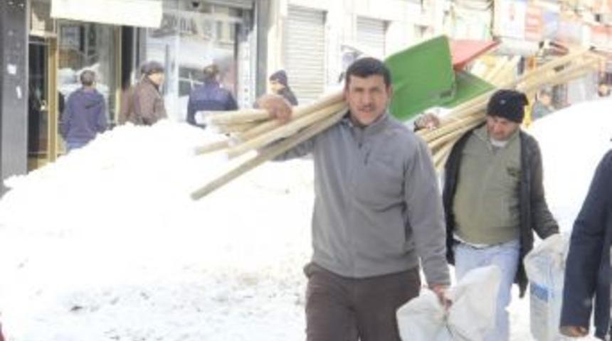 Hakkari&rsquo;de Kar K&uuml;rekleri Satışı Arttı