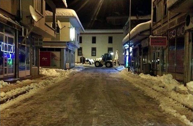 Bozkurt Belediyesi Cadde Ve Sokakları Kardan Temizledi