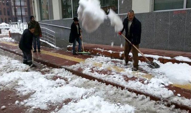 Bozkurt Belediyesi Cadde Ve Sokakları Kardan Temizledi