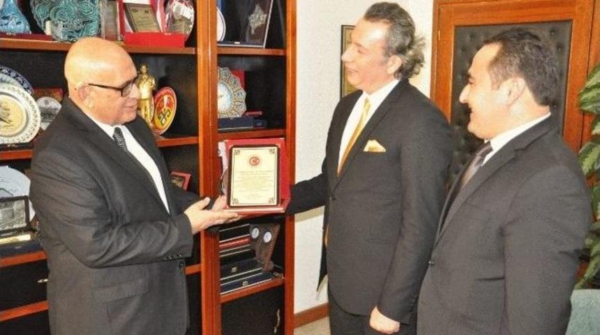 Gen&ccedil;ler Tarafından Yılın Rekt&ouml;r&uuml; Se&ccedil;ilen Prof. Dr. &Uuml;mit Hassan &Ouml;d&uuml;l&uuml;n&uuml; Aldı