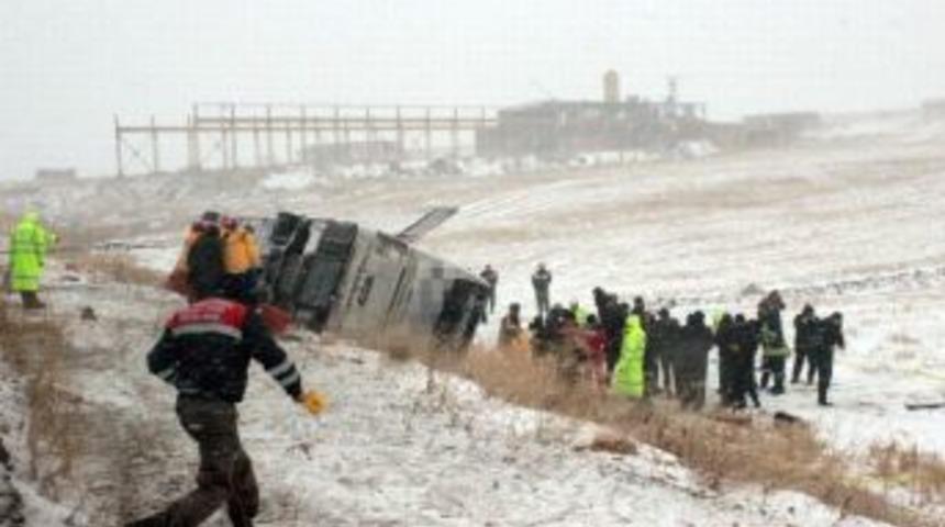 Yolcu Otob&uuml;s&uuml; Devrildi: 5 &Ouml;l&uuml;, 20 Yaralı