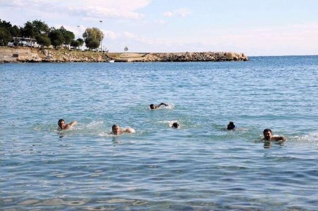 Bisiklet Tutkunlarının Kara Kışta Deniz Keyfi