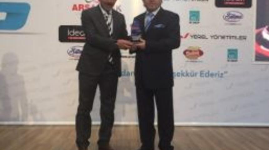 Başkan Bayraktar&rsquo;a Yılın En İyi Yerel Y&ouml;neticisi &Ouml;d&uuml;l&uuml;