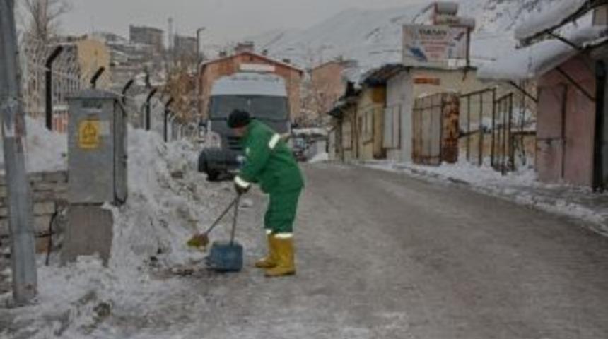 Hakkari Belediyesi İş&ccedil;ilerinin Zorlu Mesaisi