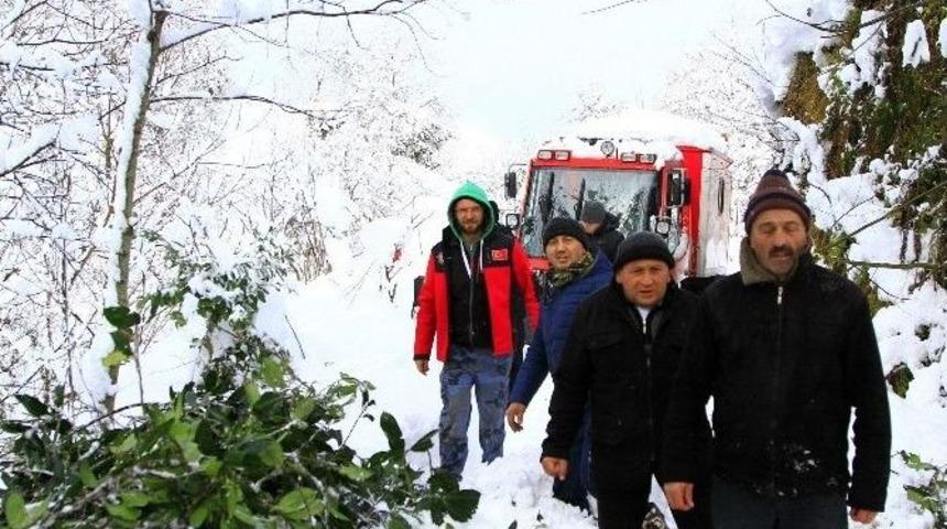 82 Yaşındaki Alzheimer Hastası, Kar &Uuml;zerinde Sedye İle Taşınarak Ambulansa Ulaştırıldı