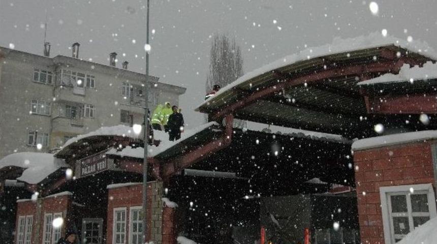Kar K&uuml;rerken &Ccedil;atıdan D&uuml;şt&uuml;