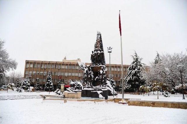 Uşak Beyaz Örtüye Büründü