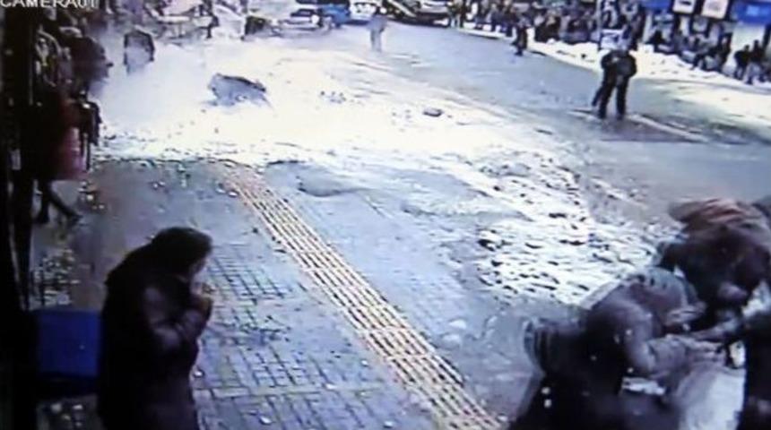 Caminin &Ccedil;atısında Biriken Kar, Caddede Y&uuml;r&uuml;yenlerin &Uuml;zerine D&uuml;şt&uuml;