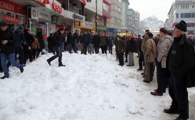 Caminin Çatısında Biriken Kar, Caddede Yürüyenlerin Üzerine Düştü