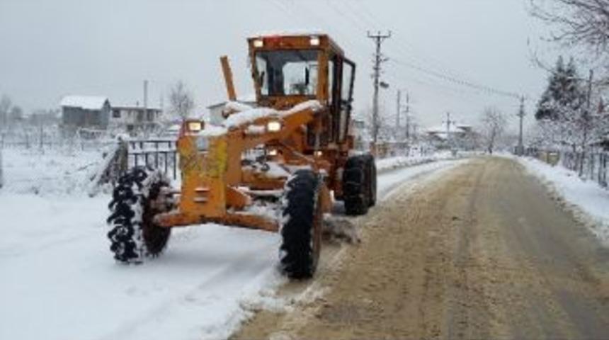 Akyazı Belediyesi Yoğun Kar Yağışında 24 Saat G&ouml;rev Yaptı