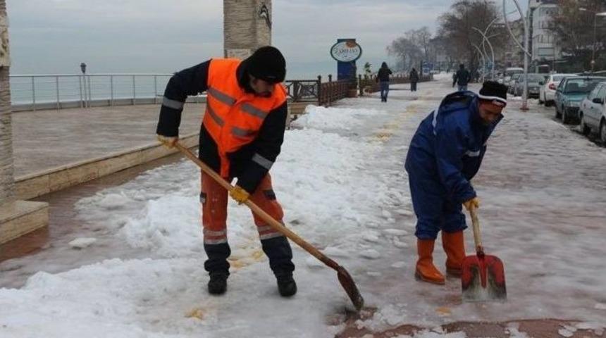 Ak&ccedil;akoca&rsquo;da Buz Ve Kar Kalıntıları Temizlenmeye Devam Ediliyor