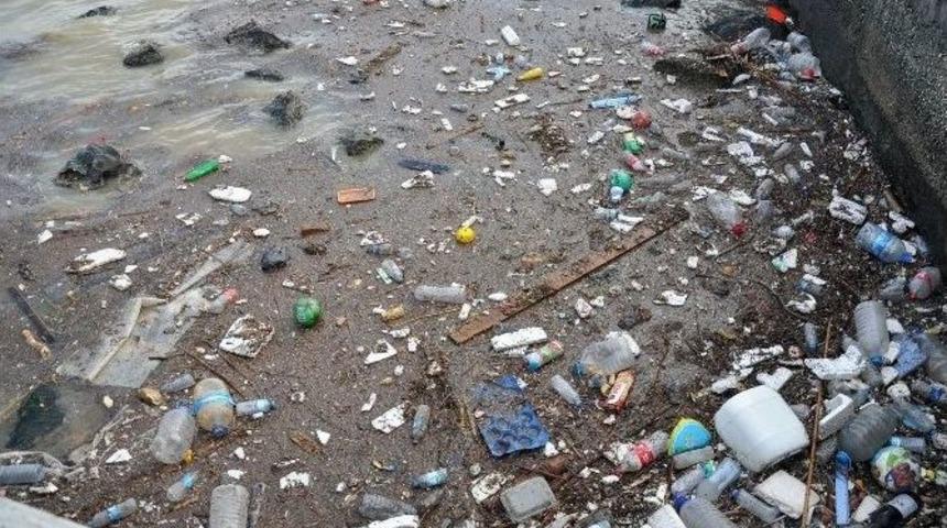 İzmir&rsquo;de Yağmur Sonrası Deniz &Ccedil;&ouml;pl&uuml;ğe D&ouml;nd&uuml;