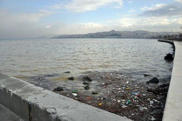 İzmir’de Yağmur Sonrası Deniz Çöplüğe Döndü