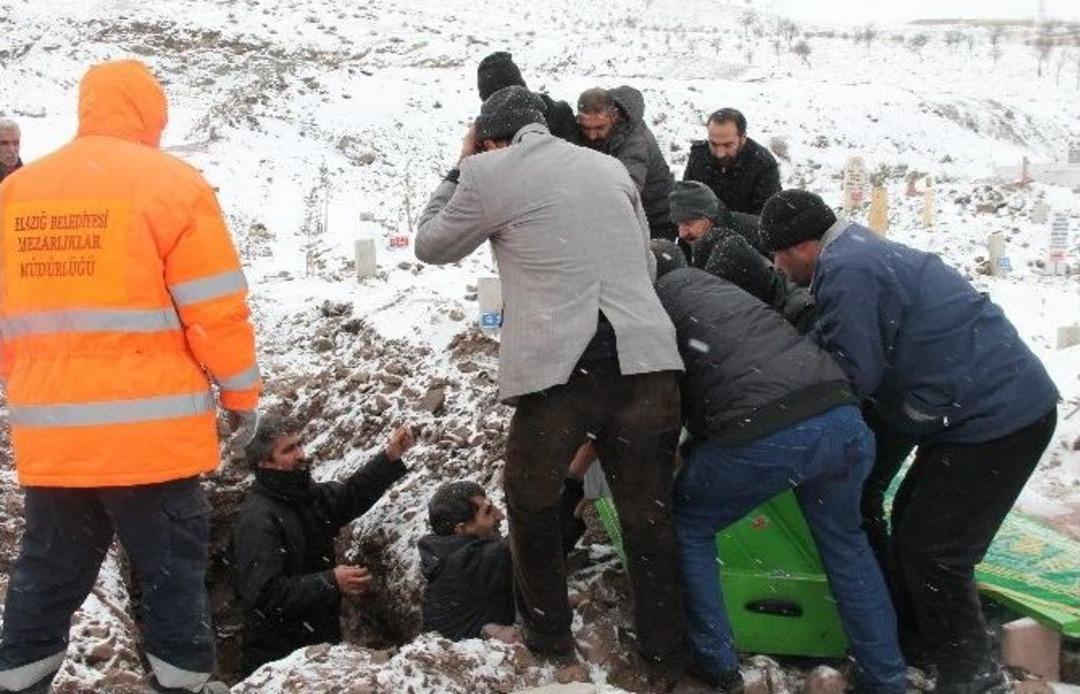 Ter&ouml;r Saldırısında &Ouml;len Kadın Elazığ&rsquo;da Toprağa Verildi