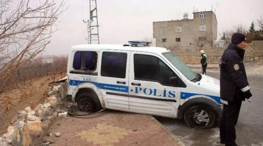 Polis Ekipleri Buzlu Yolda &Ouml;l&uuml;mden D&ouml;nd&uuml;