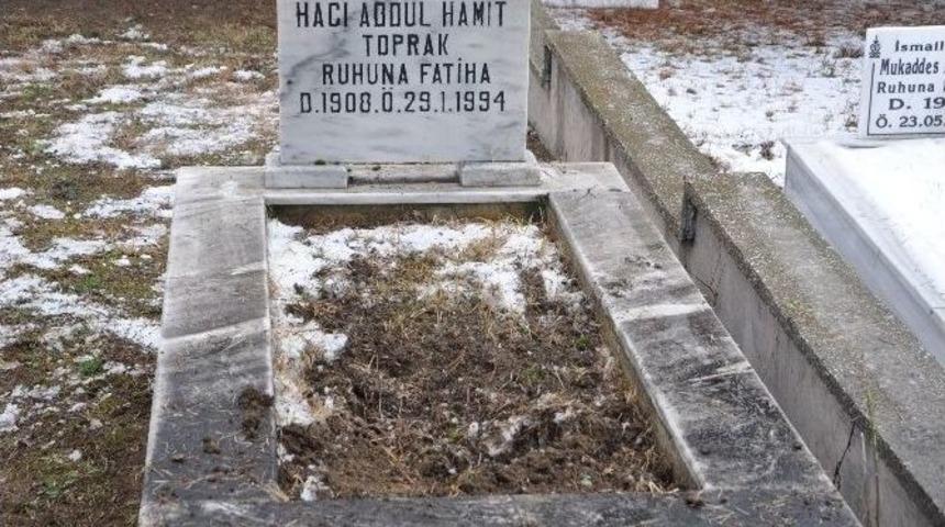 Halis Ağa İ&ccedil;in Babasının Kabrinden Toprak Alındı