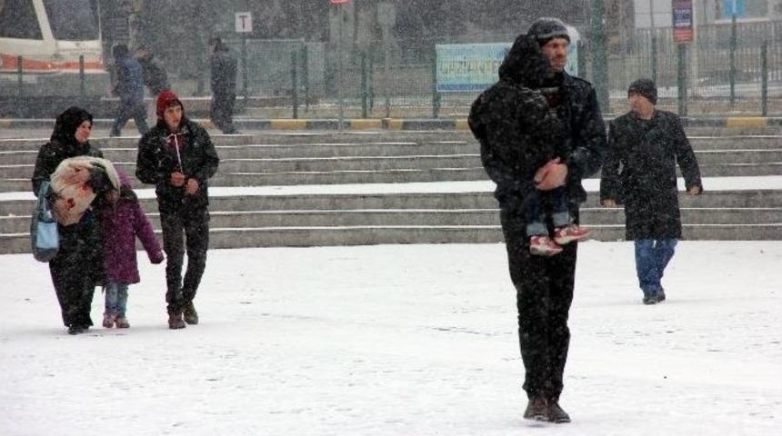 Dondurucu Soğuğun Etkili Olduğu Gaziantep&rsquo;te Yılın İlk Karı Yağdı