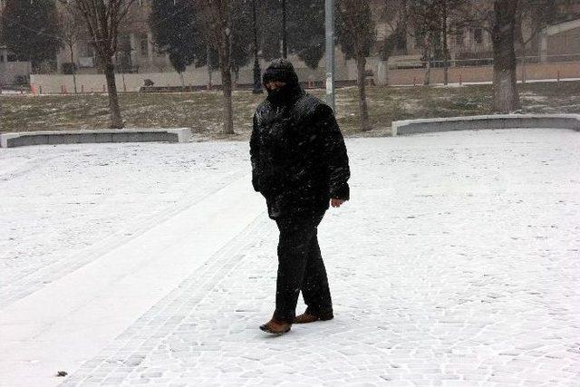 Dondurucu Soğuğun Etkili Olduğu Gaziantep’te Yılın İlk Karı Yağdı